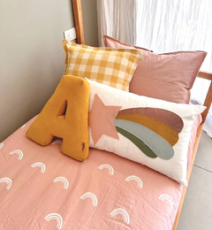 Almohadón Shine Star para decorar una habitación infantil, sumando un toque mágico y divertido a la decoración. 