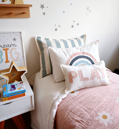 Set de 3 almohadones en diferente tamaño para Deco infantil o Juvenil. Incluye Almohadón a rayas celeste, Almohadón Arcoiris Rosa y Almohadon pequeño PLAY con letras en rosa. Elegí en un Click la Deco de tus peques sabiendo que combina perfecto!