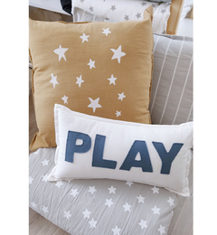 Almohadón infantil de 50x50cm, diseño colorido y divertido para decorar una hbitación infantil. Variedad de colores y estampas con frases felices y estrellas