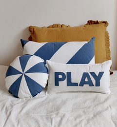 Almohadón Candy, perfecto para agregar un toque de personalidad a la habitación de tus peques o adolescentes! Combinación muy canchera en crudo, azules y avellanas. 