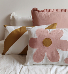 El Almohadón Volados suma un toque de estilo y comodidad a la habitación de tus chicos, con su diseño simple pero con mucha personalidad