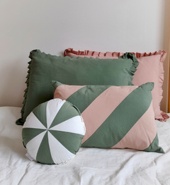 Almohadón Candy, perfecto para agregar un toque de personalidad a la habitación de tus peques o adolescentes! Hermosa combinación en Verdes y rosa para chicas teen!