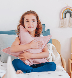 Agregá un detalle mágico y colorido a la habitación de tus hijos con nuestros almohadones Estrella. Pequeño formato ideal para chicos o  ropa de cama de cunas y apegos para bebés! 