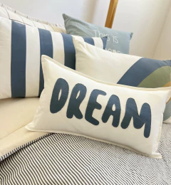  Almohadón infantil DREAM con letras azules aplicadas.