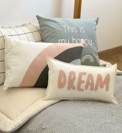  Almohadón DREAM con letras rosas aplicadas.