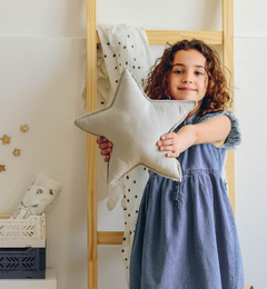 Agregá un detalle mágico y colorido a la habitación de tus hijos con nuestros almohadones Estrella. Pequeño formato ideal para ropa de cama de cunas o apegos para bebés! 