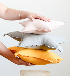 Agregá un detalle mágico y colorido a la habitación de tus hijos con nuestros almohadones Estrella. Pequeño formato ideal para ropa de cama de cunas o apegos para bebés! 