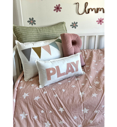 Almohadón Verde Petra, rayas finas y delicadas, color que combina con rosas a la perfección. La Deco soñada para la habitación de tus hijos sumando comodidad!