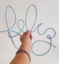 Cartel en tricotín con nombre personalizado para decoración infantil