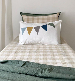 Almohadón Picnic combinado con otros almohadones para una decoración infantil divertida"