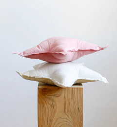 Agregá un detalle mágico y colorido a la habitación de tus hijos con nuestros almohadones Estrella. Pequeño formato ideal para chicos o  ropa de cama de cunas y apegos para bebés! 