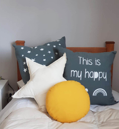 Almohadón infantil de 50x50cm, diseño colorido y divertido para decorar una hbitación infantil. Variedad de colores y estampas con frases felices y estrellas