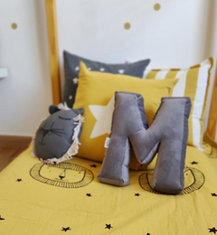 Almohadón Letras en pana suavecita! Letras grandes y coloridas para adolescentes, niños y bebés! Todos aman tener sus iniciales en la Deco de su habitación