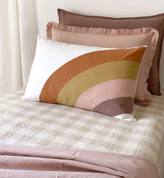 Almohadón Iris Boho, con un diseño inspirado en el arcoiris, perfecto una Deco infantil o juvenil en tonos tierra. Combinalo con beige, rosas y tostados para una deco soñada!