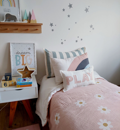 Set de 3 almohadones en diferente tamaño para Deco infantil o Juvenil. Incluye  almohadón RAYAS ANCHAS celeste, almohadon IRIS ROSA y Almohadon PLAY en rosa. Elegí en un Click la Deco de tus peques sabiendo que combina perfecto!