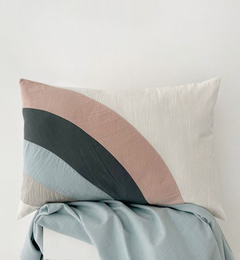 Almohadón Iris para chicos, con un diseño inspirado en el arcoiris que les va a encantar! Suma alegria y color a la Deco Infantil de tu casa!