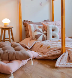 Velador honguito encendido en ambiente cálido, ideal para habitaciones infantiles.