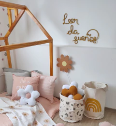Decoración infantil con cartel en tricotín LEER DA SUEÑOS hecho a mano