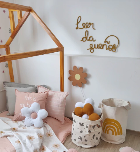 Decoración infantil con cartel en tricotín LEER DA SUEÑOS hecho a mano