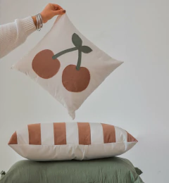 Almohadón Cherry, la decoración más trendy para la habitación de tu peque! Las cerezas están de moda y este almohadón es el toque perfecto para agregar un poco de dulzura y estilo