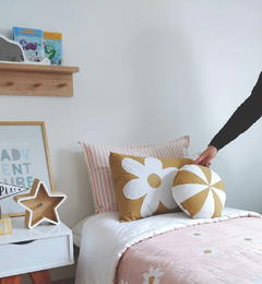 Set de 3 almohadones en diferente tamaño para Deco infantil o Juvenil. Incluye  almohadón RAYAS FINAS rosa, almohadon Margo Avellana y  Almohadon redondo Circus Avellana. Elegí en un Click la Deco de tus peques sabiendo que combina perfecto!