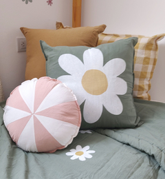 Almohadón Picnic a cuadros en color mostaza para una Deco infantil divertida! El Cuadrille mostaza y las margaritas son un combo ideal para la Deco del cuarto de tu peque!