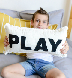 ¡Dale un toque canchero y divertido a la Deco de tus chicos! Nuestro almohadón Play es perfecto para agregar un toque de color y personalidad a tu habitación. Es ideal para peques y adolescentes sumando diversión en su decoración.