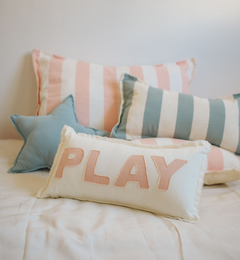 ¡Dale un toque canchero y divertido a la Deco de tus chicos! Nuestro almohadón Play es perfecto para agregar un toque de color y personalidad a tu habitación. Es ideal para peques y adolescentes sumando diversión en su decoración.