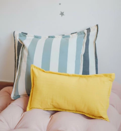 Almohadones Tusor RAYAS ANCHAS, ideales para deco infantil y juvenil. Disponibles en 3 tamaños y varios colores. Personalizá la habitación de tus chicos con estilo y comodidad, combinalos con opciones lisas o estampadas para una Deco soñada!