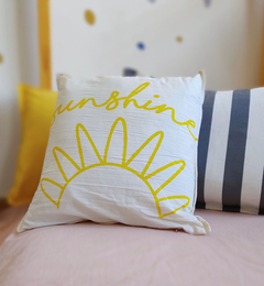 Almohadón para Deco infantil o juvenil con estampa Sunshine a contratono. Estampa exclusiva estilo Boho.