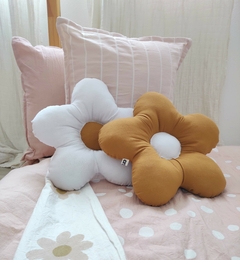 Decoración infantil con almohadones de margaritas: Para una deco florida, delicada y clorida. Combinalo con acolchados, almohadones y pies de camas en la misma temática para una Deco de Margaritas completa!
