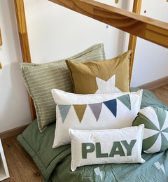 Almohadón Verde Petra, rayas finas y delicadas, color que combina con avellana, gris y azules. La Deco perfecta para la habitación de tus hijos sumando comodidad!