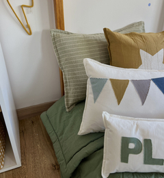 Almohadón Verde Petra, rayas finas y delicadas, color que combina con avellana, gris y azules. La Deco perfecta para la habitación de tus hijos sumando comodidad!