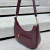 Bolsa Baguete Média Couro Bordo Lorena na internet