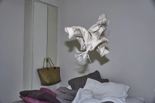 Celina Eslava. Remera Voladora, 70 x 100 cm.