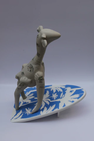ANA GÓMEZ. SURFISTA. 50 X35 X 40 CM.