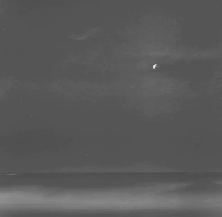 Lola García Berro. La luna y el mar, 60 x 60 cm - comprar online