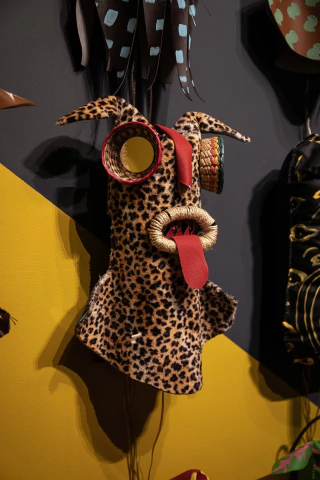 GABRIEL GARCILAZO. MÁSCARAS DE PROPAGANDA #21. 55 x 45 x 20 CM. - comprar online