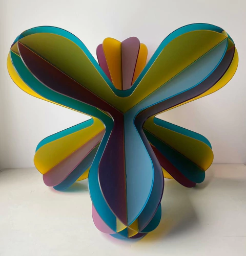 RODRIGO GARAGARZA. MATATENA ALARGADA DE DOBLE PANEL, 40 X 51 X 51 CM