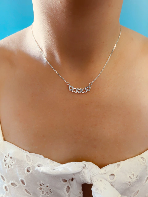 Collar cinco corazones de acero blanco
