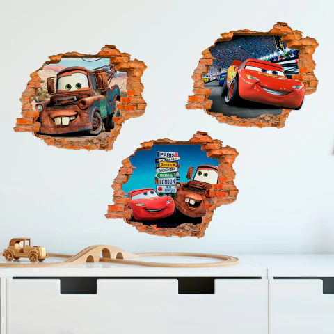 Combo de tres vinilos decorativos con efecto de pared rota 3D. Incluye a Rayo McQueen y a Mate de la película Cars.