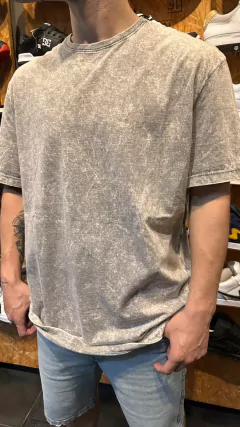 REMERA MC DARBY PROCESADA (BEIGE) en internet