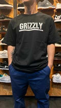 REMERA MC BLACK STAMP GRIZZLY (NEGRO) - comprar online
