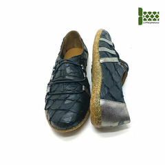 Tênis , couro pirarucu preto e couro metalizado prata, sola reciclada com serragem. Ref.: 001.418. SOB ENCOMENDA - comprar online