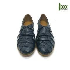 Tênis , couro pirarucu preto e couro metalizado prata, sola reciclada com serragem. Ref.: 001.418. SOB ENCOMENDA - Ipadma