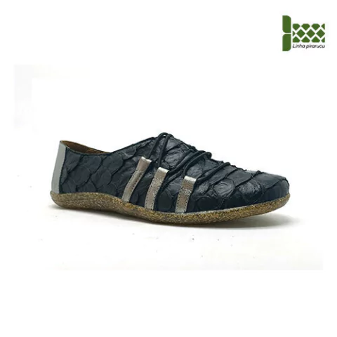 Tênis , couro pirarucu preto e couro metalizado prata, sola reciclada com serragem. Ref.: 001.418. SOB ENCOMENDA