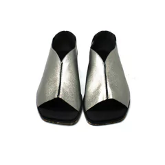 Único, couro metalizado ônix, sola borrachas recicladas. Ref. 003.312. SOB ENCOMENDA - comprar online