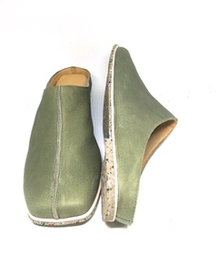 Mule Comfy, couro graxo musgo, sola borracha reciclada. Ref. 004.704. SOB ENCOMENDA - comprar online