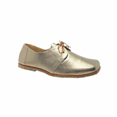 Mocassim, couro metalizado prata velho, sola borrachas recicladas. Ref. 004.822
