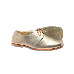 Mocassim, couro metalizado prata velho, sola borrachas recicladas. Ref. 004.822 na internet